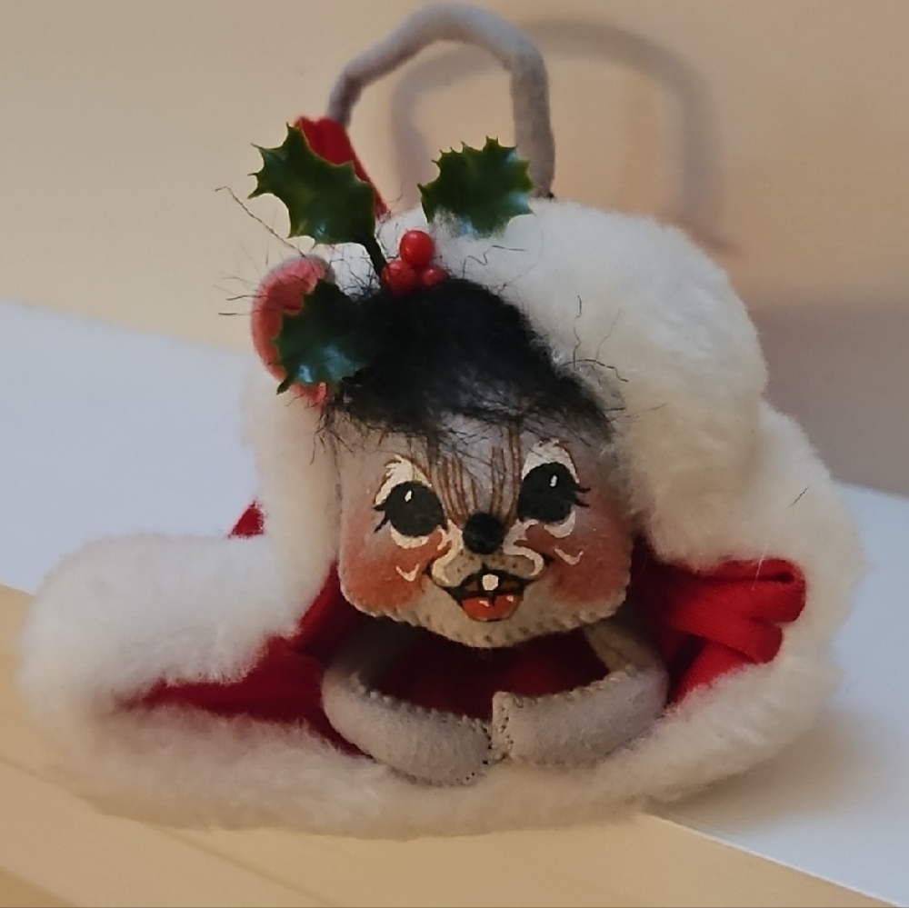 Annalee Festive Mouse with Red and White Cape